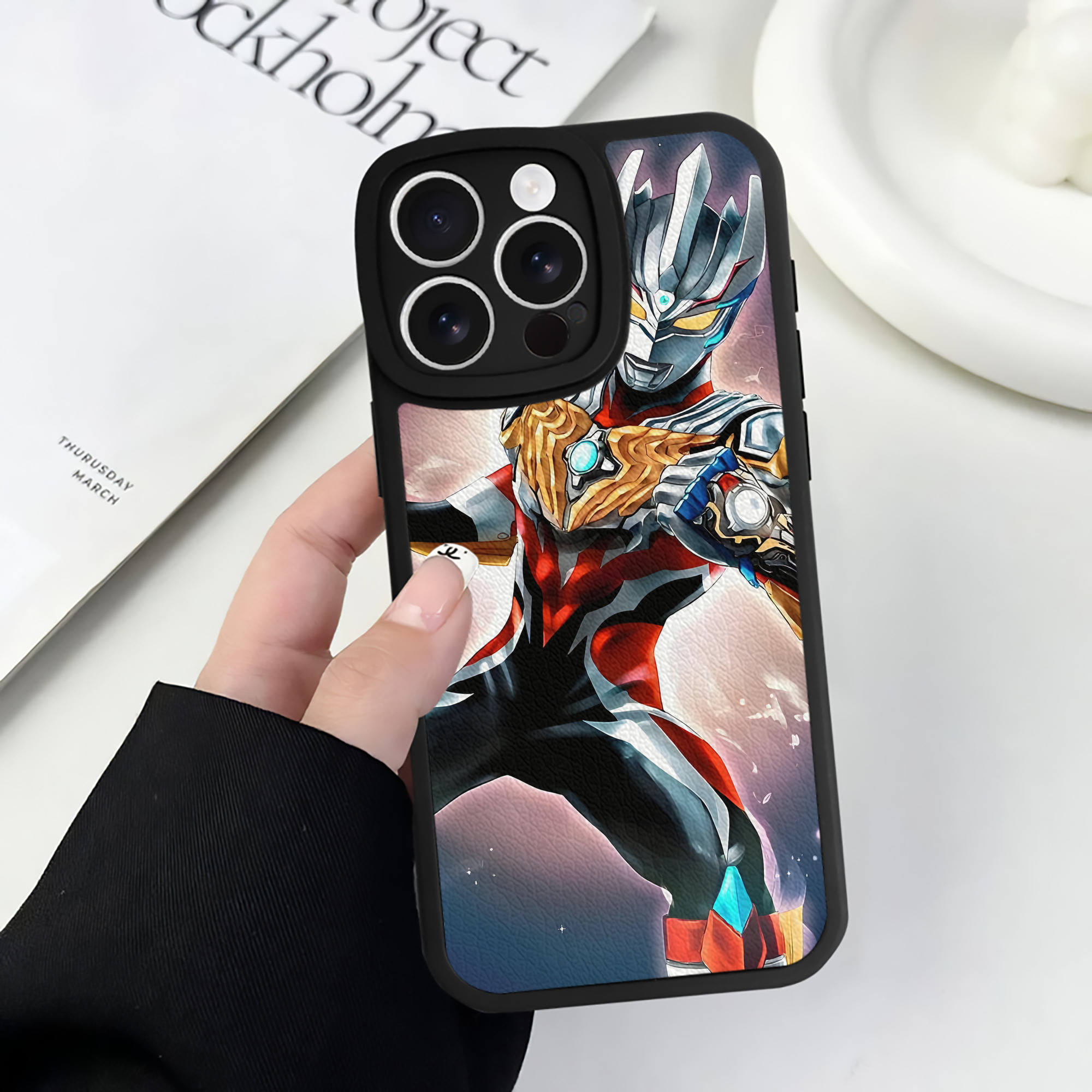（画像用） ウルトラマン Ultraman 【iPhone 16シリーズ対応】シリコンスマホケース（レザー調） 材質：シリコン